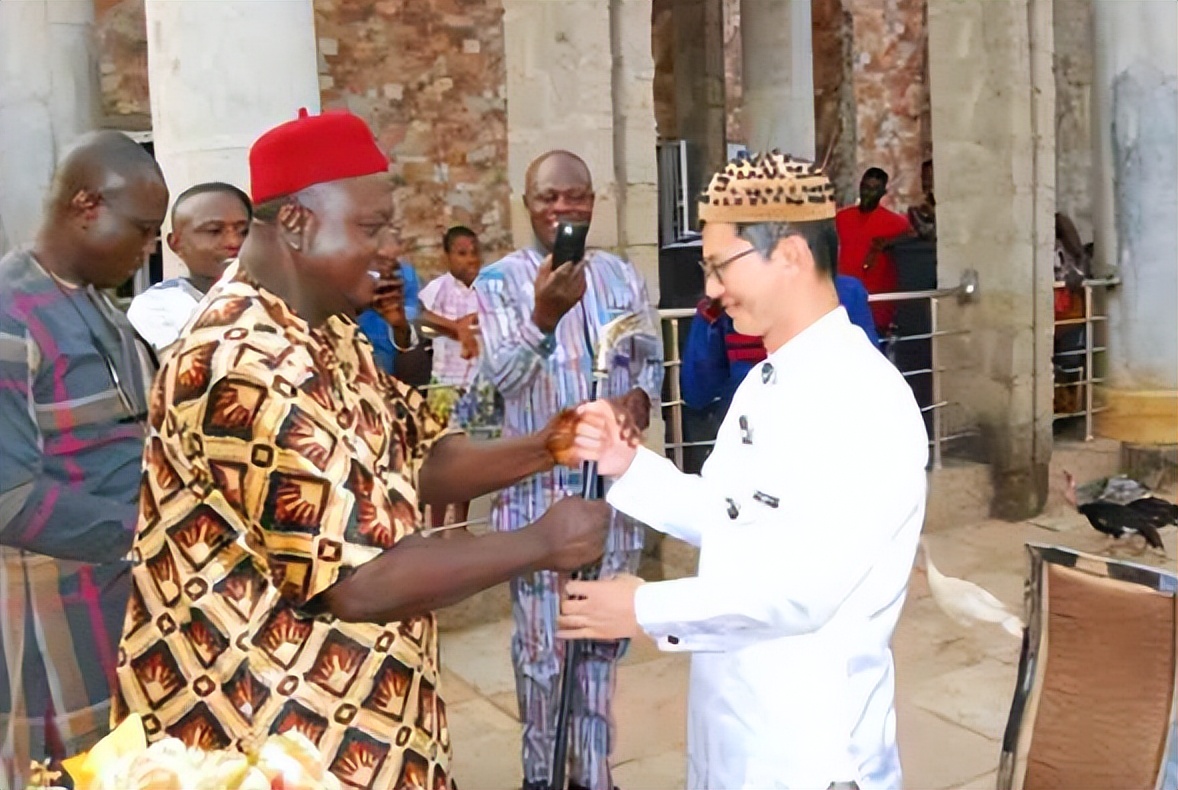 2018年，中国宁夏小伙李满虎被非洲土皇册封酋长，如今过得怎么样