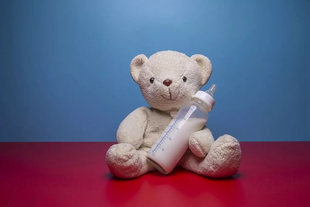 新生儿一个月一般喝多少奶最好,新生儿一天喂母奶次数多少合适