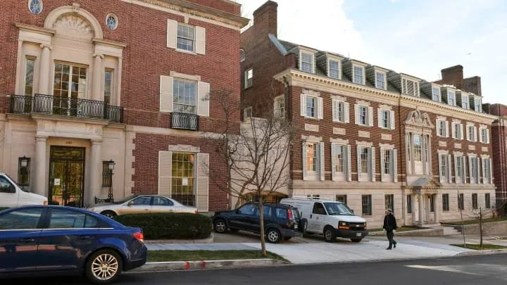 亚马逊创始人贝佐斯收养中国孤女,湖南女孩被世界首富抚养