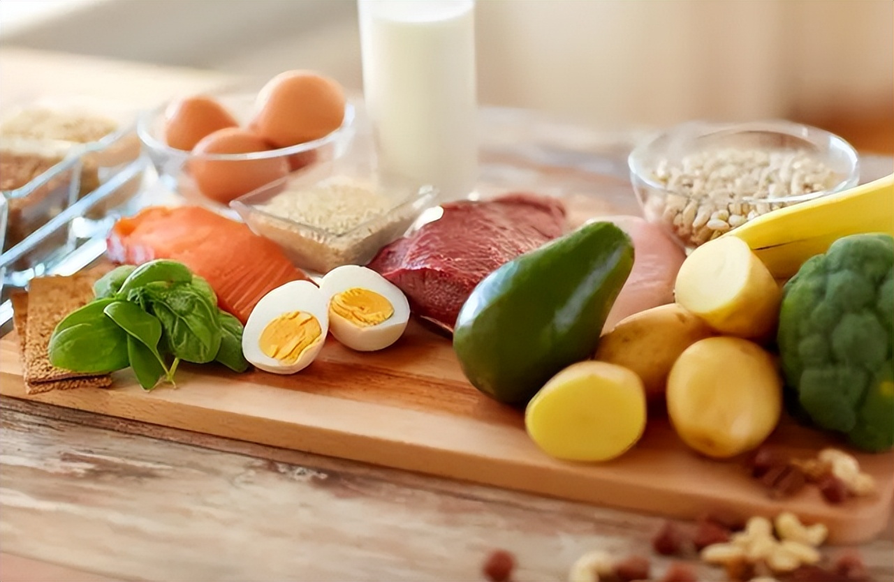 前额和头顶白发多怎么回事,右前额长白发代表什么