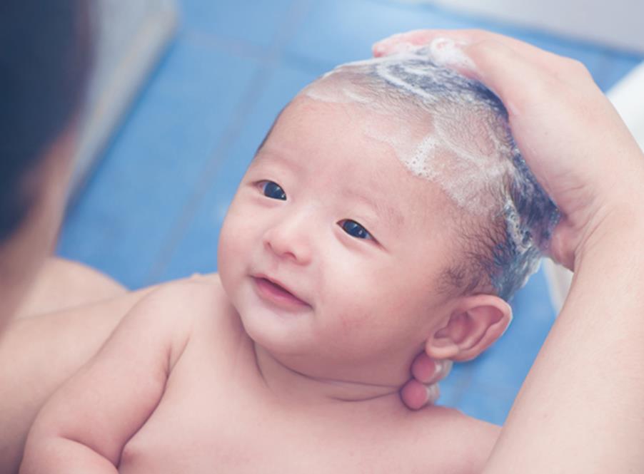 宝宝很怕洗澡洗头怎么办,为什么宝宝突然害怕洗澡了