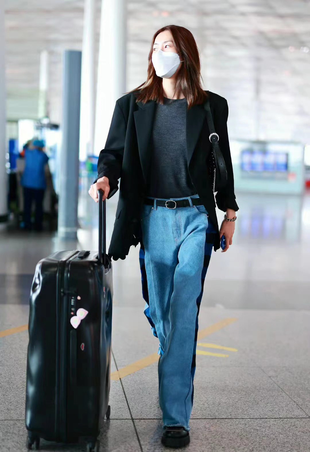 刘雯穿全黑色服装休闲又帅气,刘雯缎面连体裤造型酷飒十足