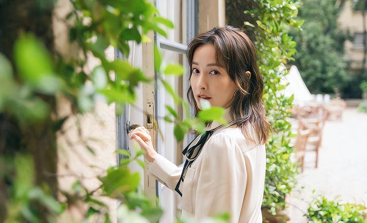 吴昕携弟妹逛夜市，用9元手机壳穿千元拖鞋，胃口大用推车装小吃