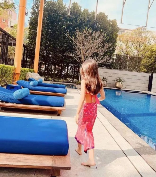 昆凌美人鱼mv,昆凌带女儿穿裙子