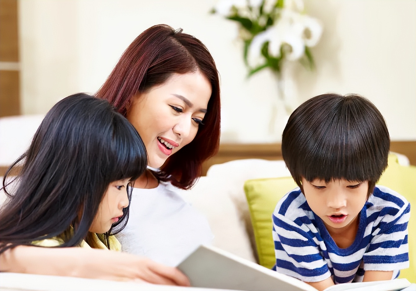 哥哥踩着弟弟胳膊喂饭,哥哥踩住弟弟的胳膊喂饭