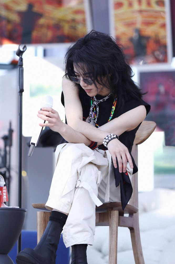 新年伊始，歌王华晨宇第四个全球代言人预告，本月14号惊喜揭晓