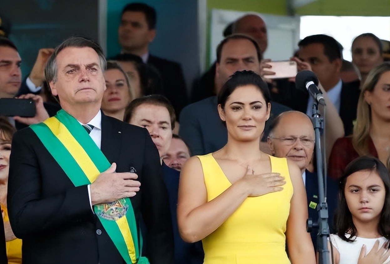 马克龙和巴西总统互怼,马克龙回法国最新言论