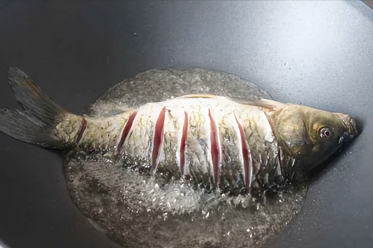 怎样炸带鱼不腥不破皮窍门,烧鱼不腥不破皮有秘诀