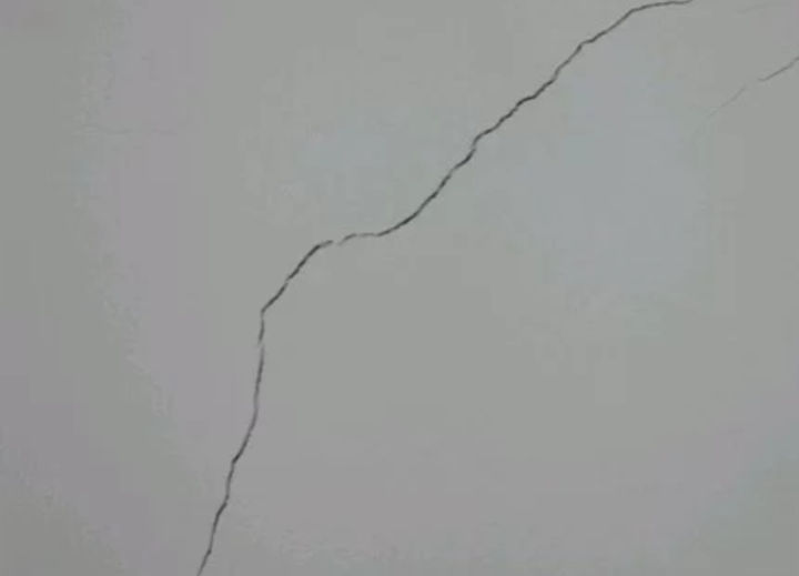 墙面为什么有裂缝,窗台下墙面裂缝最好修补办法