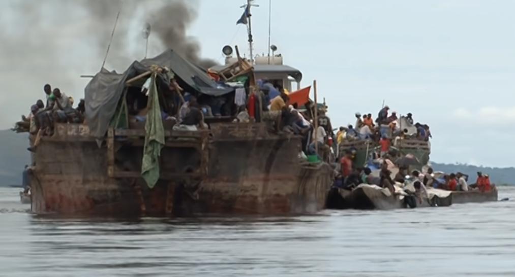 穷国地狱之船！无水无电无厕所，2000人挤爆还在上面生孩子