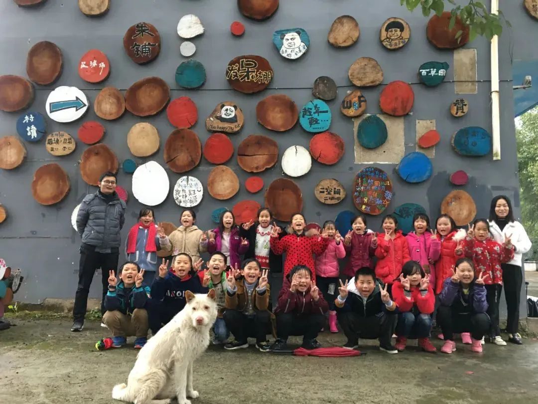 一条小黑狗像影子一样跟着我,这个村子