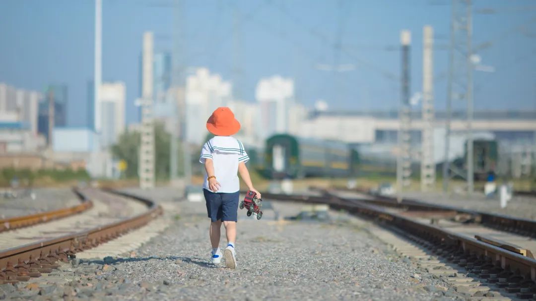 孩子放寒暑假没人陪怎么办,没人陪的小孩只能自己长大