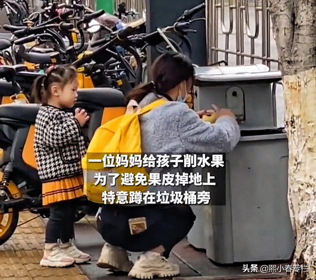 福建一位妈妈蹲在垃圾桶旁削苹果，削完后的举动赢得广大网友怒赞