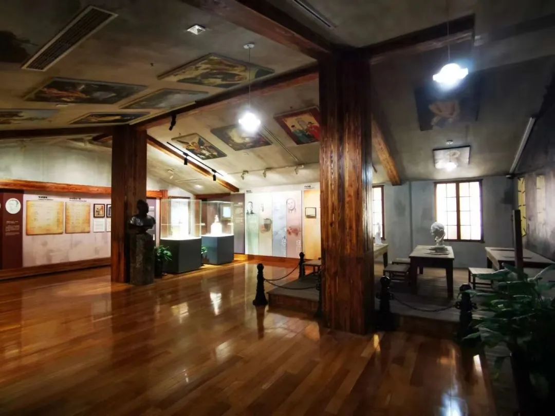 海上文脉看徐汇丨土山湾彩绘玻璃雕花橱柜回归始末