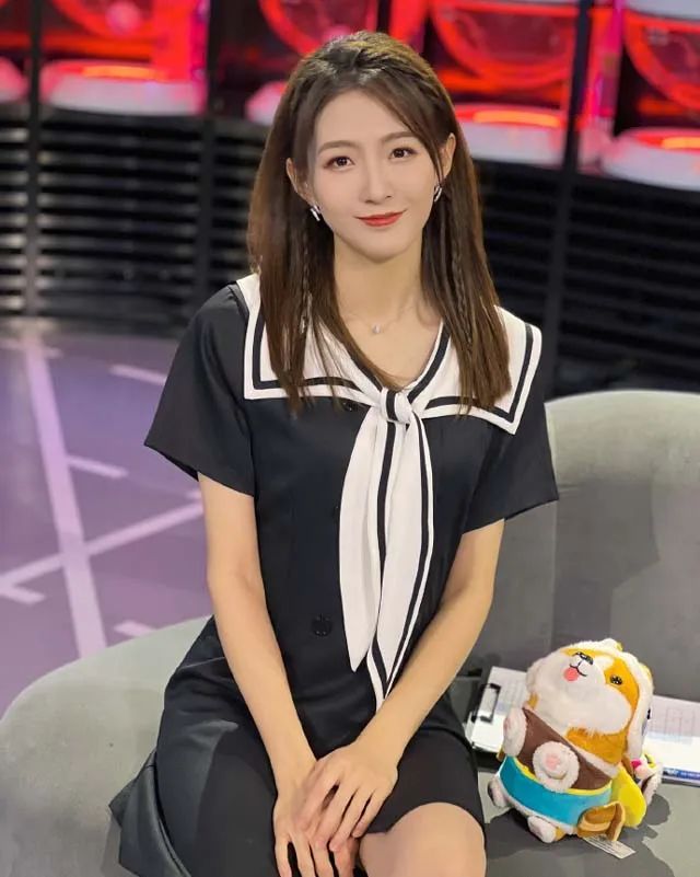 世界杯结束，篮球美女主播雪儿回归正轨，这大长腿太撩人了吧