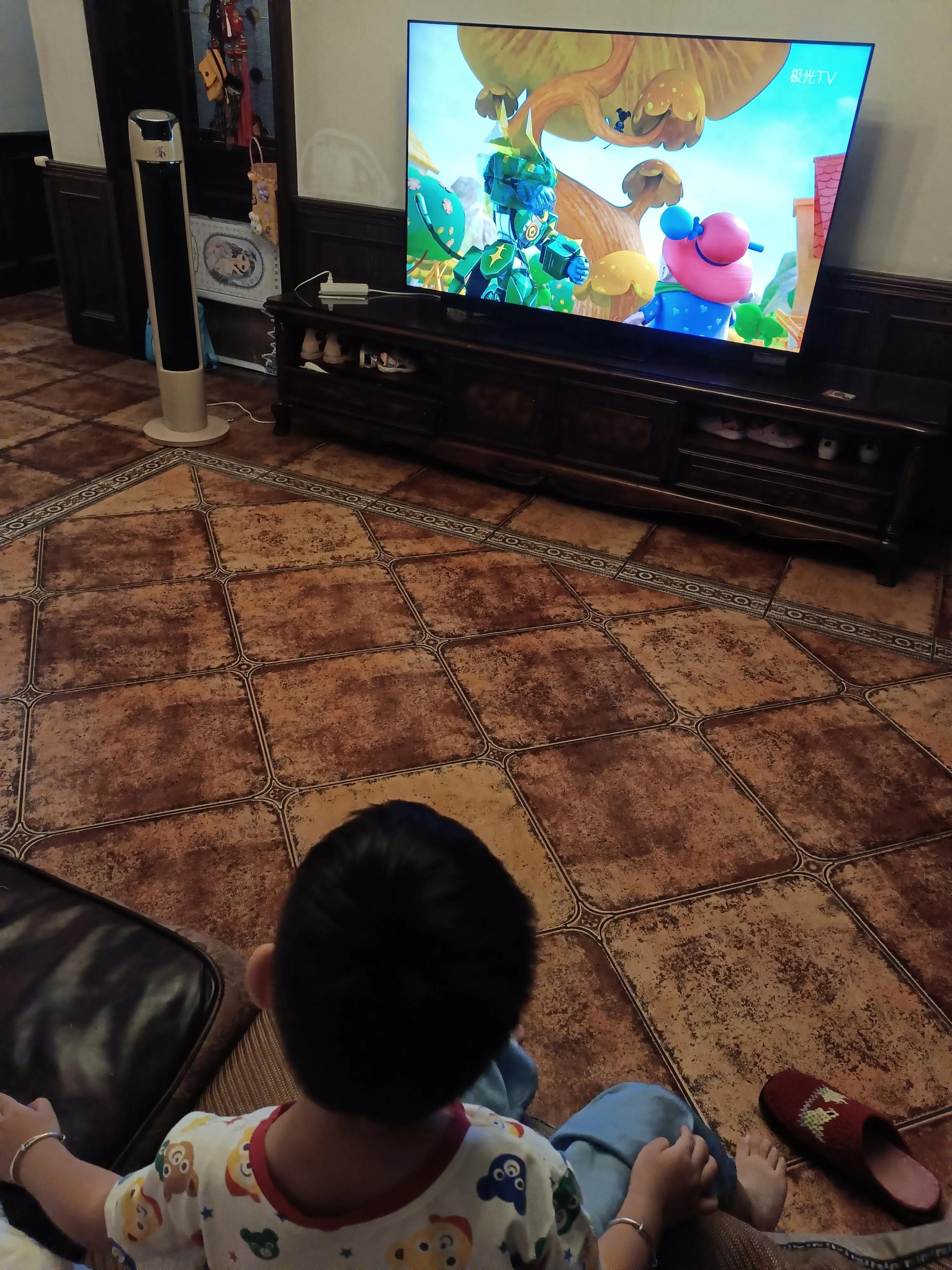 妈妈交代今天不能看电视，反复说了两遍，不能看电视