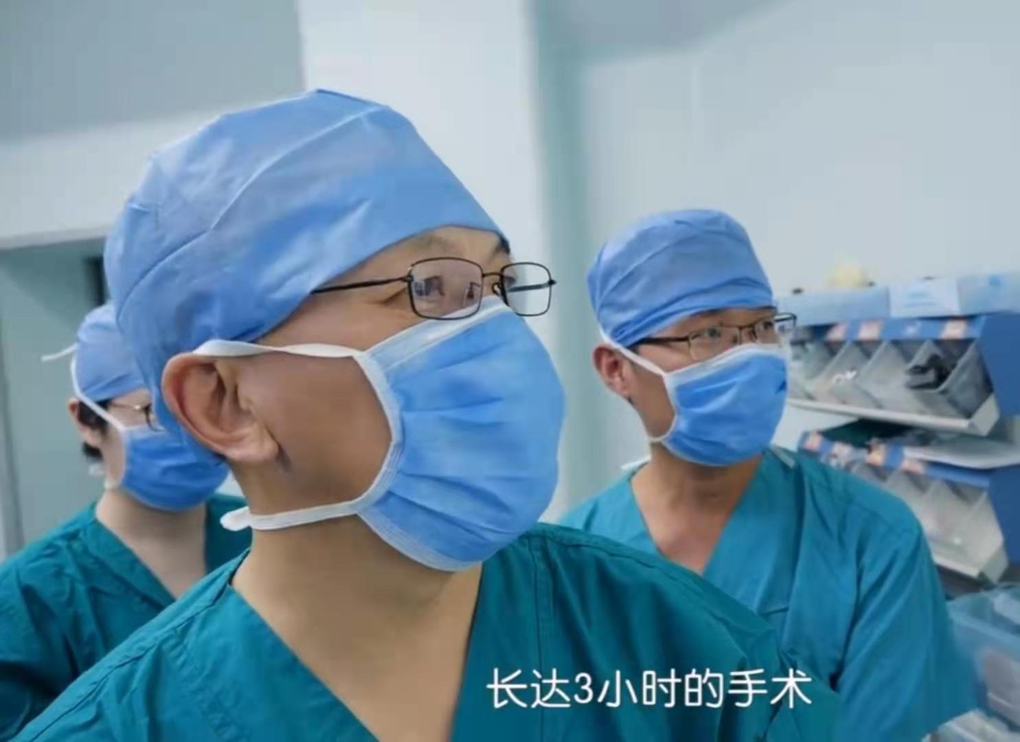 鼻子里长肿瘤的女孩儿,女子鼻子上长肿瘤