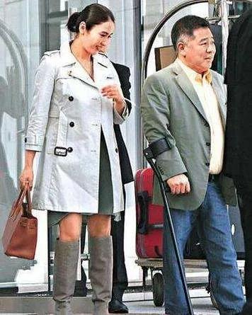 52岁的黎姿和富豪老公庆祝15周年,黎姿晒自己的照片