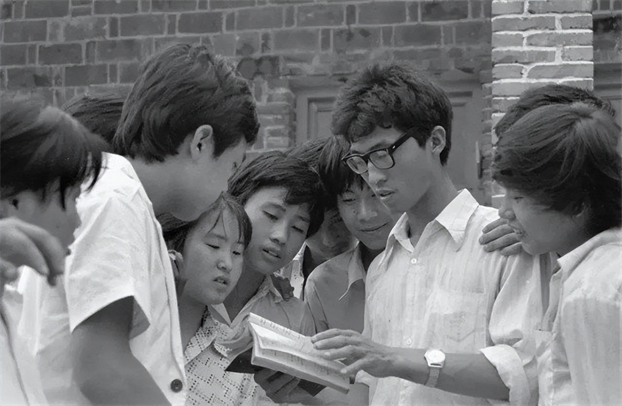 78年，他调任北京市委书记，向*国锋华**抱怨：我在天津屁股还没坐稳