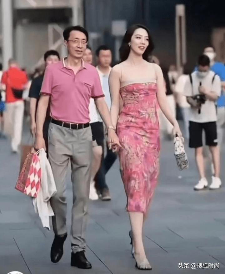 成都太古里街拍穿红色吊带连衣裙,成都街拍穿裙时尚图片