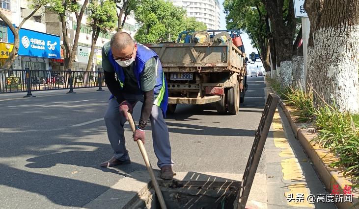 一身汗水换来城市清洁！南昌的清掏疏通员高温下奔忙在大街小巷