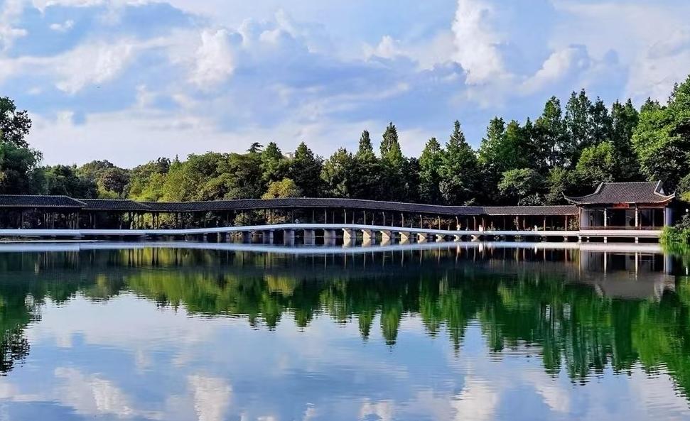 来江南穿汉服照视频,穿汉服在杭州西湖拍的视频