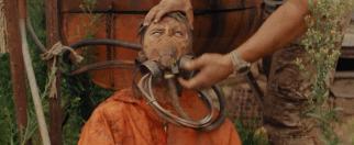 白发老妇在血色中“一夜回春”?通过杀戮释放欲望,只能说太奇葩