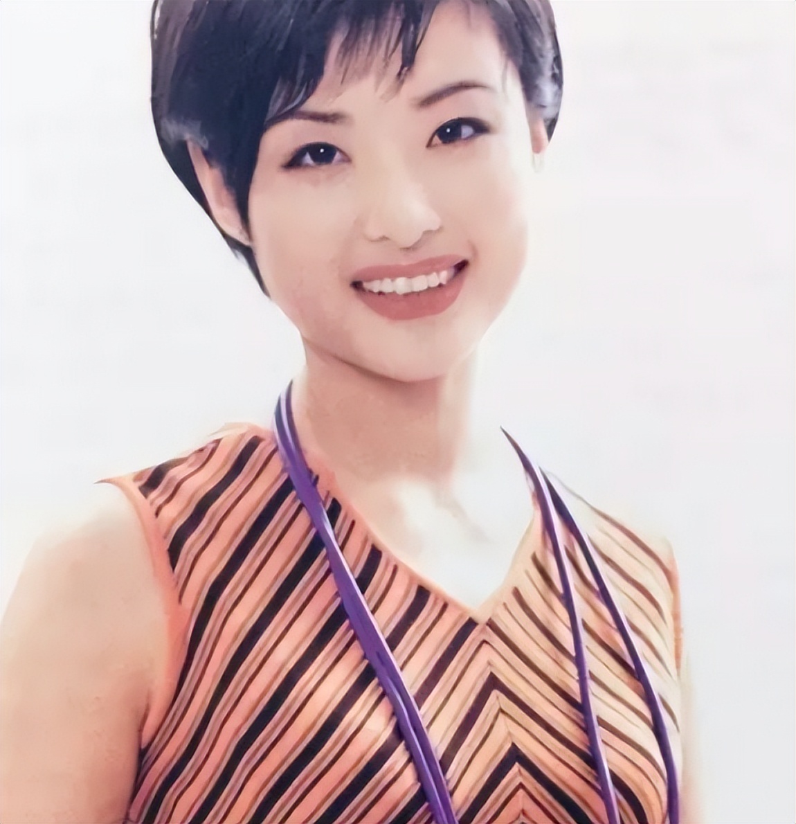 年轻时漂亮40岁却显老的女明星,40岁方脸女星