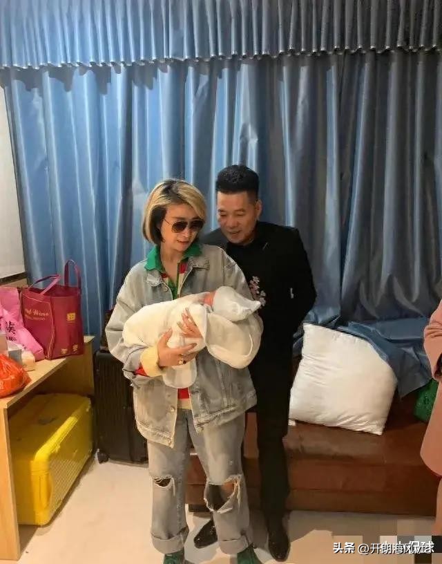 伊尔康二儿子订婚现场：新娘肚子胀得像孕妇，婆婆照耀着新娘！