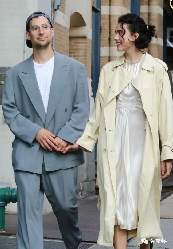 霉霉演唱会美国小姐开场自我介绍,霉霉与打雷姐现身超级碗