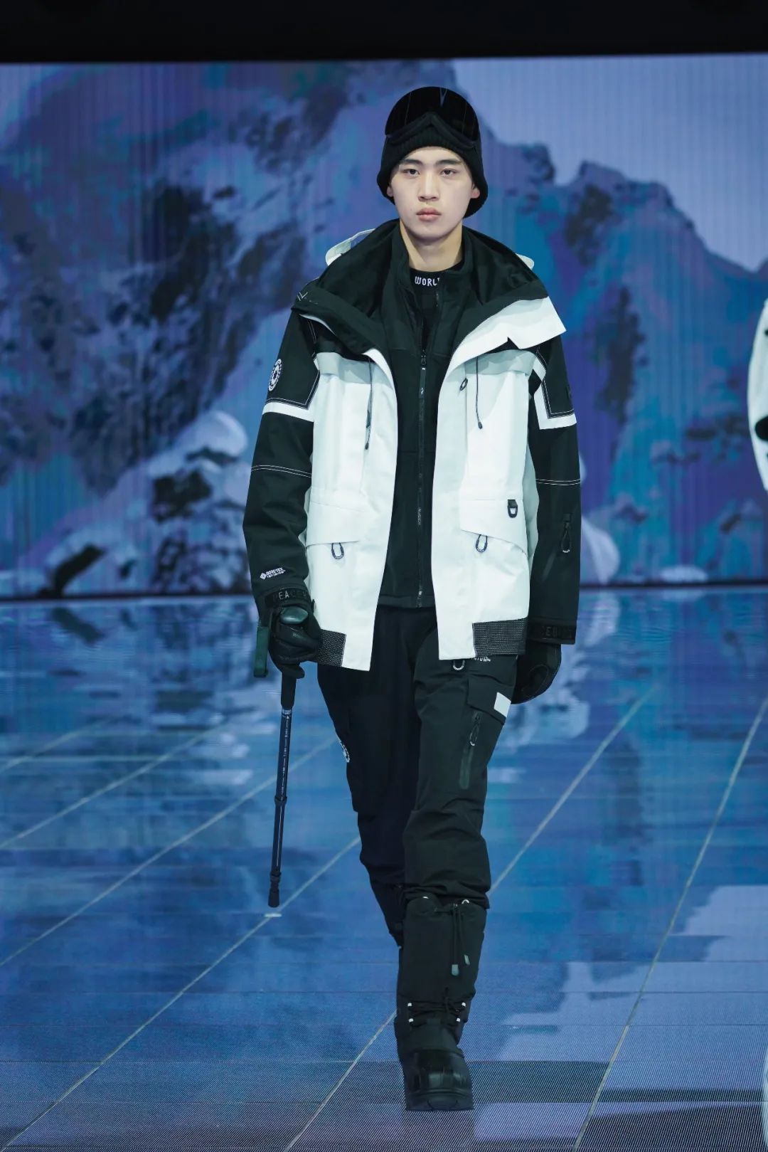 在这场羽绒服大秀上，我们见识了太平鸟男装的「科技」与「狠货」