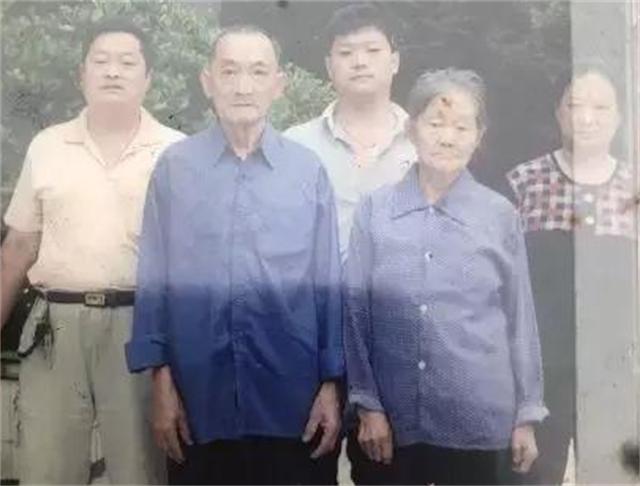 在国外乞讨的四川小伙,四川小伙在巴西回国