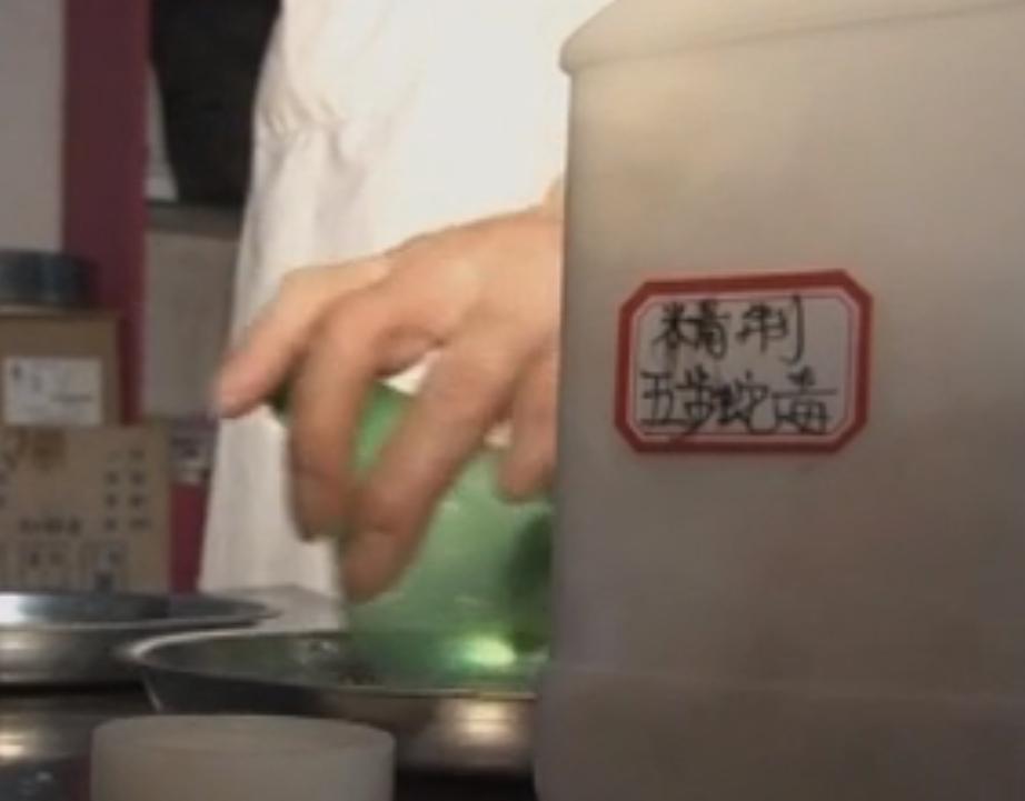 农村老汉把毒蛇养得像亲儿子一样,江西六旬老汉养毒蛇