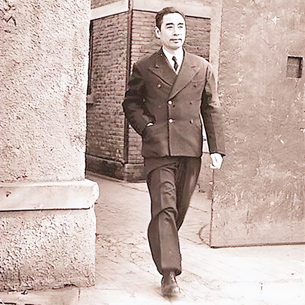 外交场合，有人突然喊“周恩来万岁”，周总理巧妙处理避免了麻烦