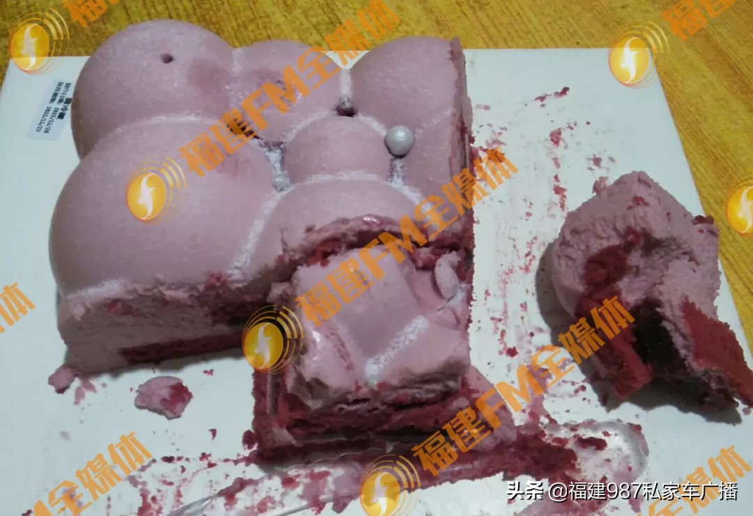 在福州知名糕点店吃出丝状物？顾客：恶心