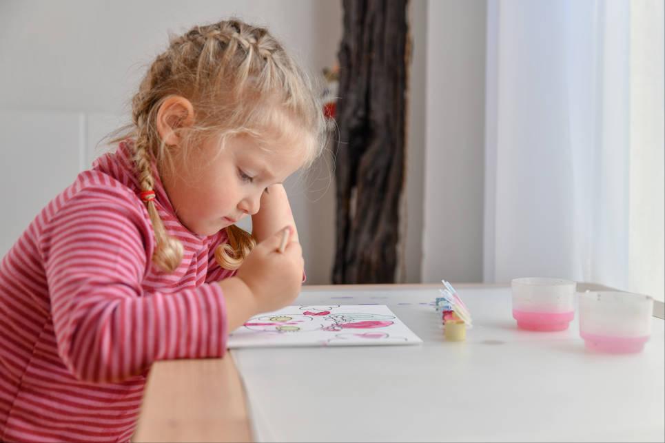 宝宝天生左撇子，到底要不要纠正，听听“神经科医生”怎么说