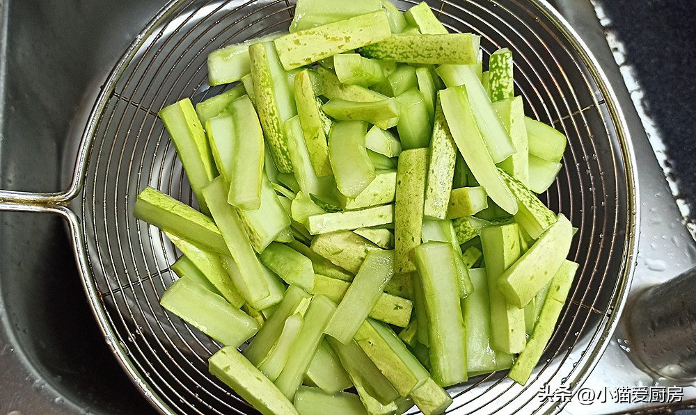 黄瓜这样炒太好吃了，清脆爽口，味道酸辣，一次3碗米饭都不够