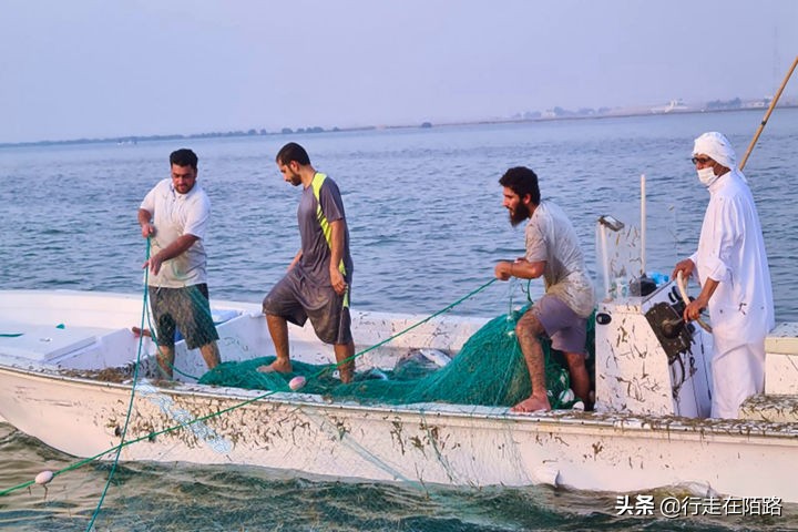 沙特贫民每月能领到多少救济金,中东国家福利待遇