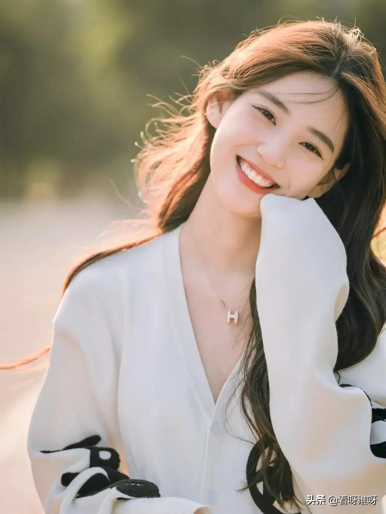 好看又舍不得换的美女壁纸图文,天生丽质美女壁纸