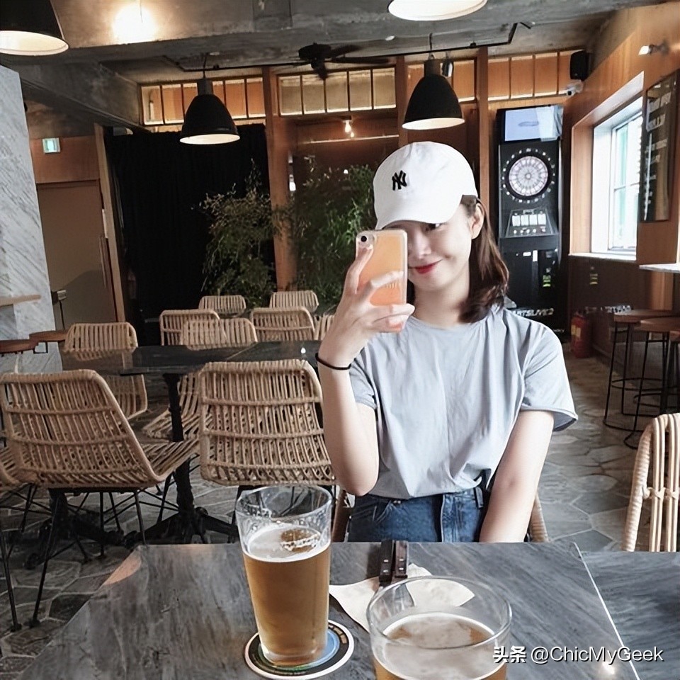 她的细腿美胸终于被发现了！36岁敢不化妆出镜还被封素颜天才