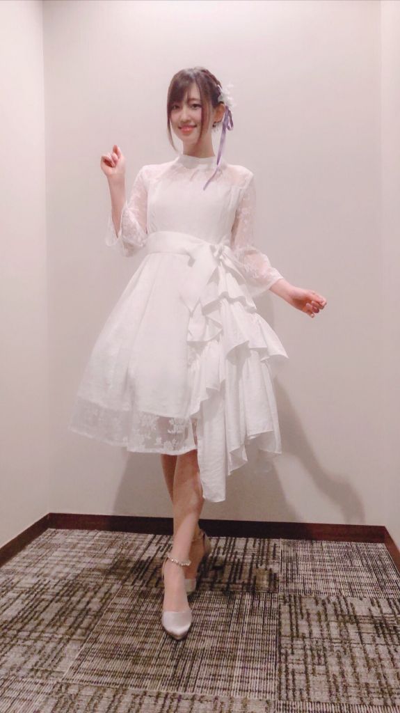 知名声优李依李成功打造吃汉堡新表情包这么漂亮的妹子可惜会动