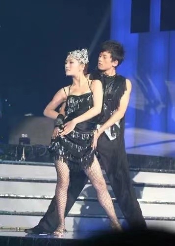 谢娜回归快乐大本营能否再次登顶,谢娜回归快乐大本营开场秀慢动作