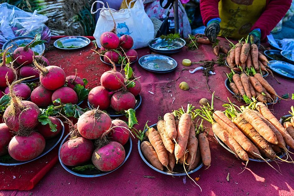 西山脚下的早市,闲逛最具人间烟火气的早市