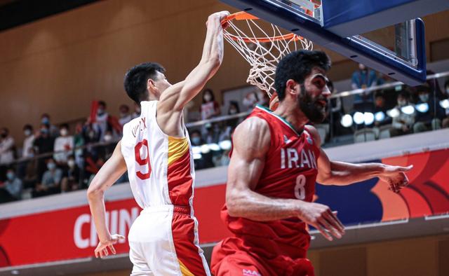 中国男篮更衣室乔尔杰维奇姚明,男篮热身赛赛后暖心一幕