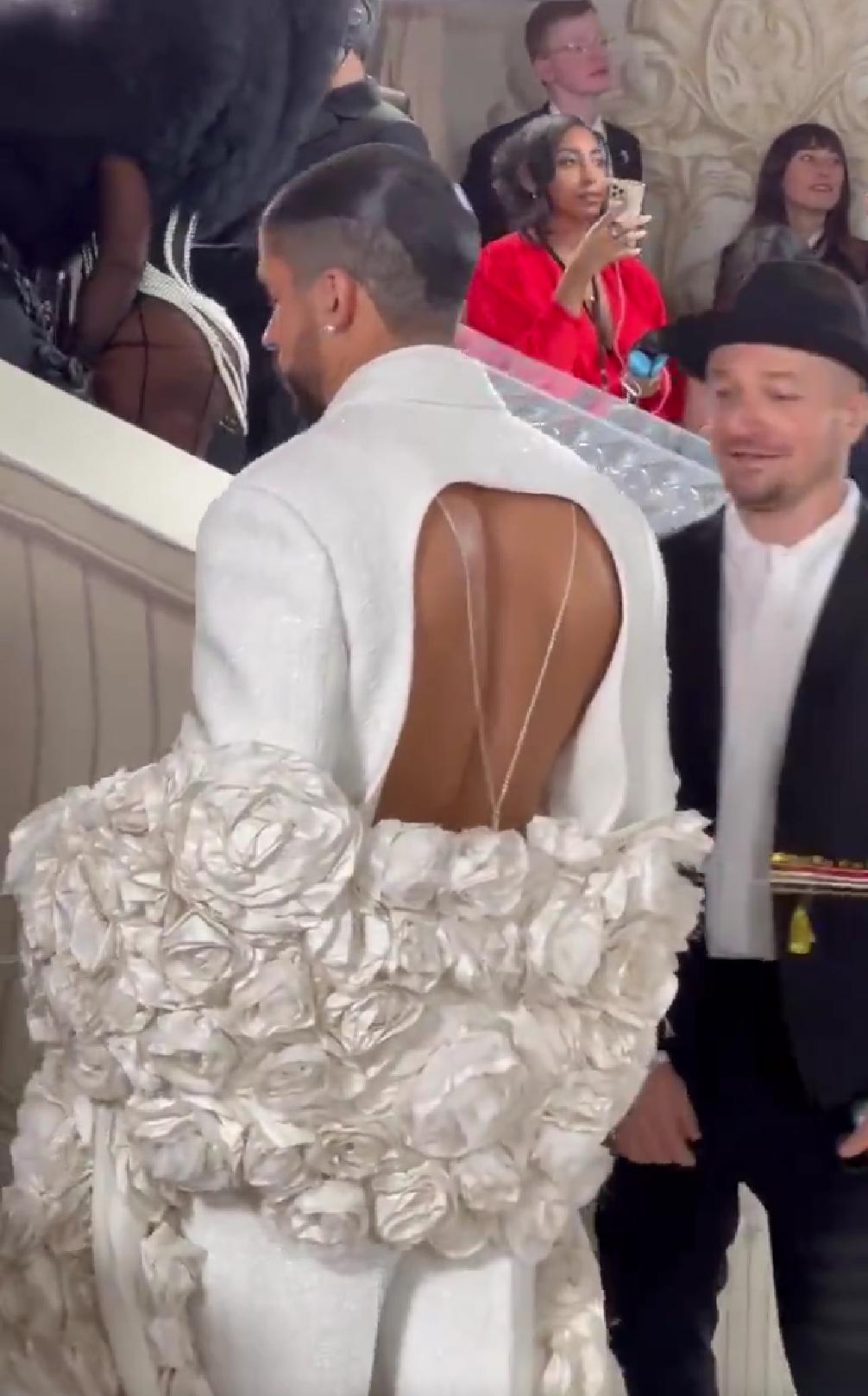 拖把头、海底生化人穿搭，美国这最受瞩目的一夜，如“群魔乱舞”