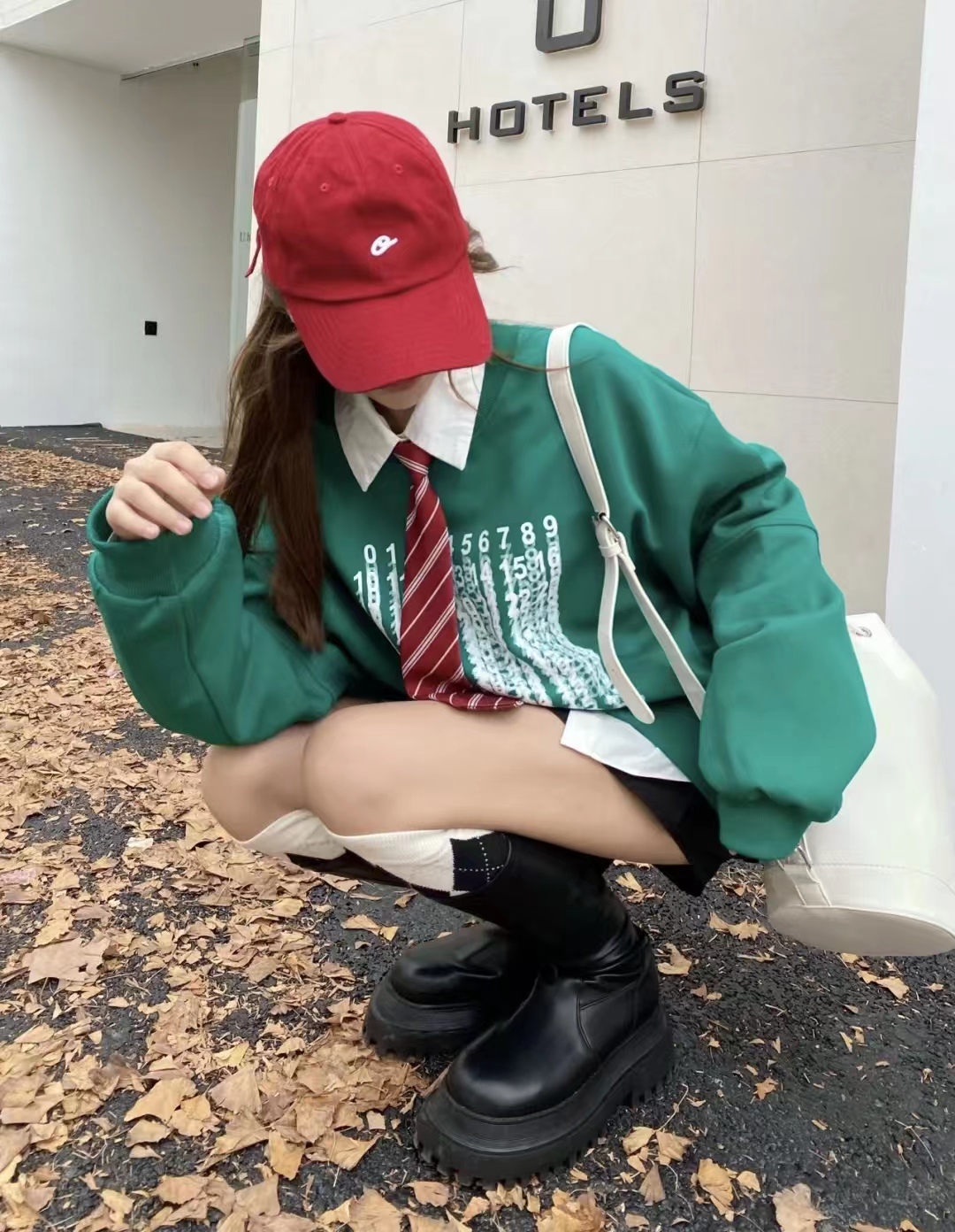 卫衣搭配什么裤子穿起来比较好,卫衣怎么同外套搭配才好看