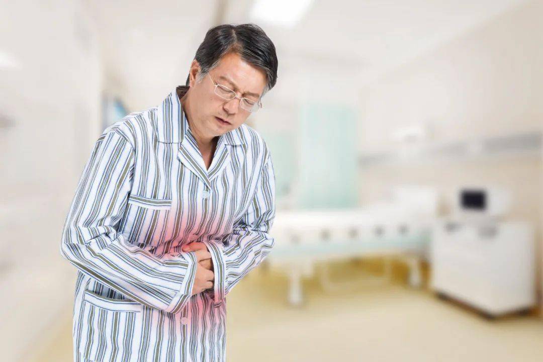 右肩胛骨痛了二个月了会是肺癌吗,肺癌微创手术五个多月了右肩疼