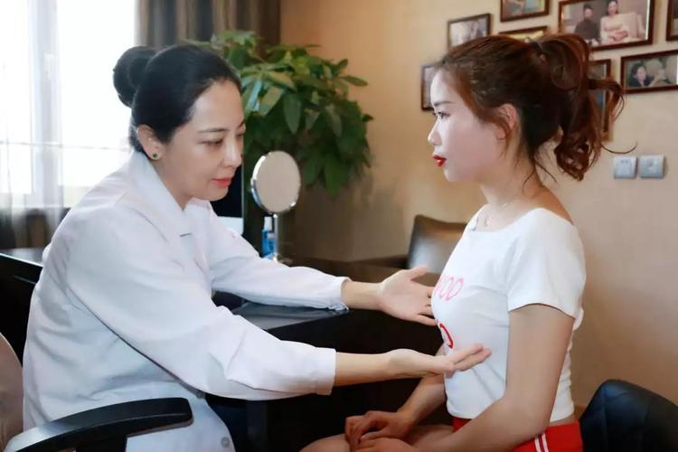 第一个隆胸的女人,第一个假体隆胸的人