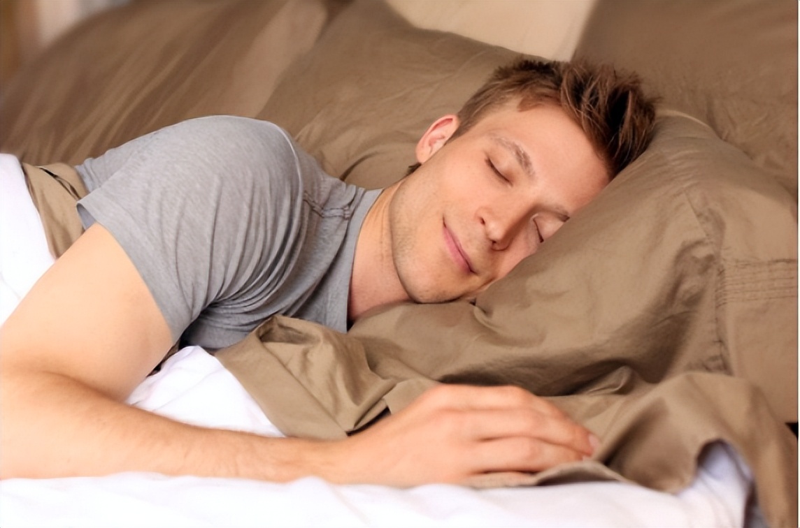 晚上喜欢摸“小兄弟”睡觉,对身体有危害吗?医生这样说