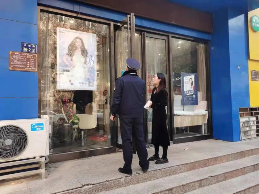 城管清洗门店清除橱窗广告,整治橱窗广告美化城市形象